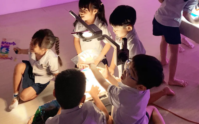 Preschool-children-exploring-light-and-shadows-with-a-projector